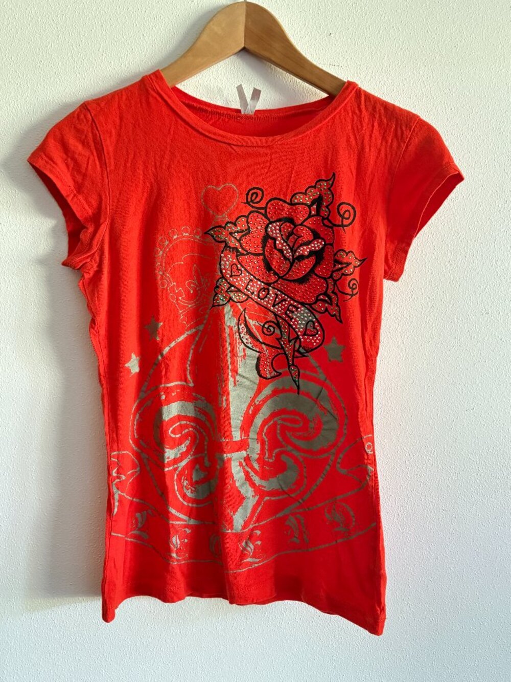 Vintage Y2K MAX Red Tattoo Graphic Tee – Rhinestone Rose & Fleur-de-lis (Size La